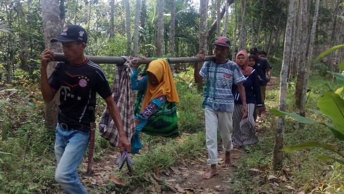 Ibu Hamil Ditandu Lewati Hutan di Pandeglang