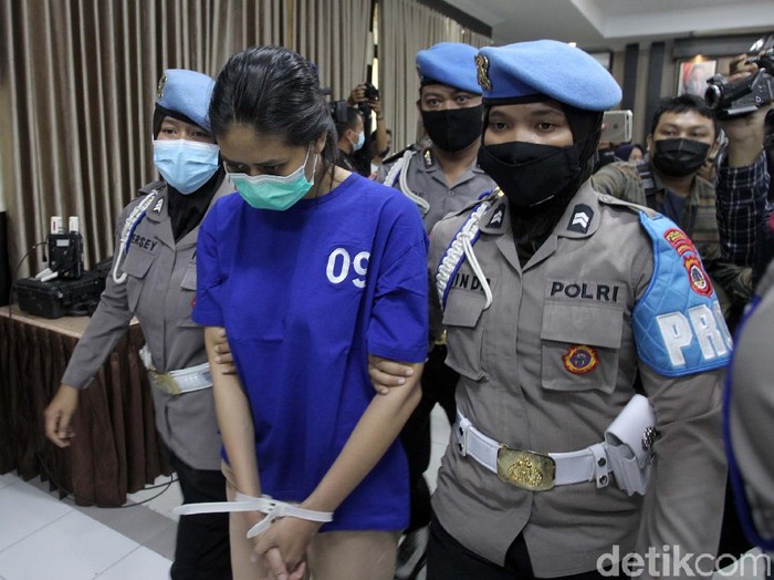 Satreskrim Polres Bantul telah menangkap wanita pengirim takjil beracun yang menewaskan bocah yang memakan takjil tersebut. Begini tampangnya.