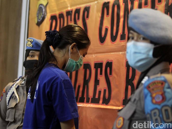 Satreskrim Polres Bantul telah menangkap wanita pengirim takjil beracun yang menewaskan bocah yang memakan takjil tersebut. Begini tampangnya.