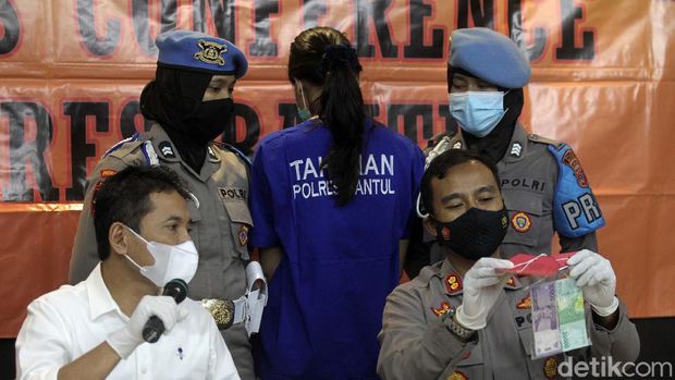 Satreskrim Polres Bantul telah menangkap wanita pengirim takjil beracun yang menewaskan bocah yang memakan takjil tersebut. Begini tampangnya.