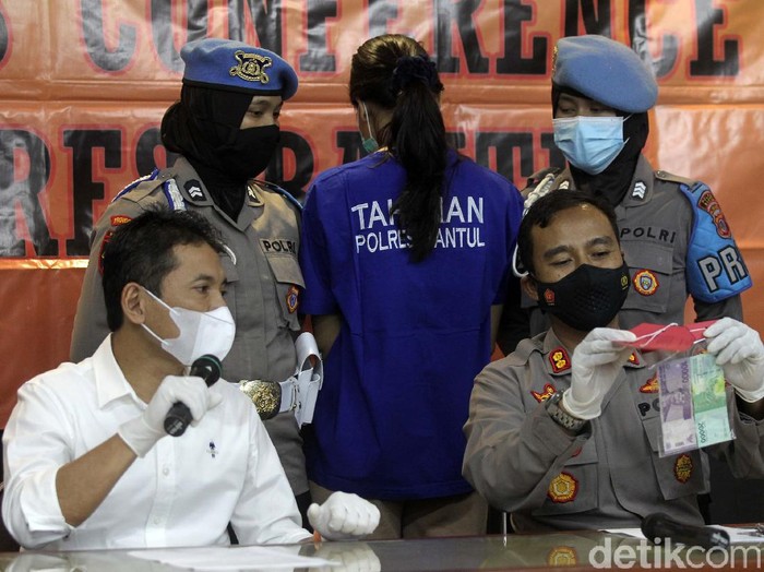 Satreskrim Polres Bantul telah menangkap wanita pengirim takjil beracun yang menewaskan bocah yang memakan takjil tersebut. Begini tampangnya.