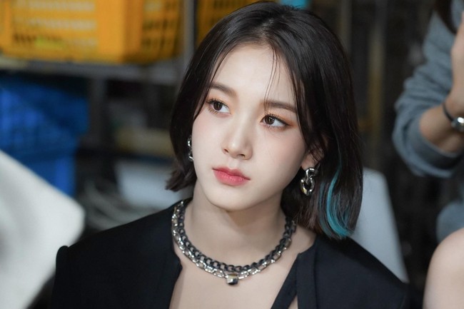 J STAYC dan Yoona pun debut sebagai idol KPop di umur yang tak jauh berbeda. J debut di umur 16 tahun, sementara Yoona saat itu berumur 17 tahun. Foto: dok. HIGH UP Entertainment