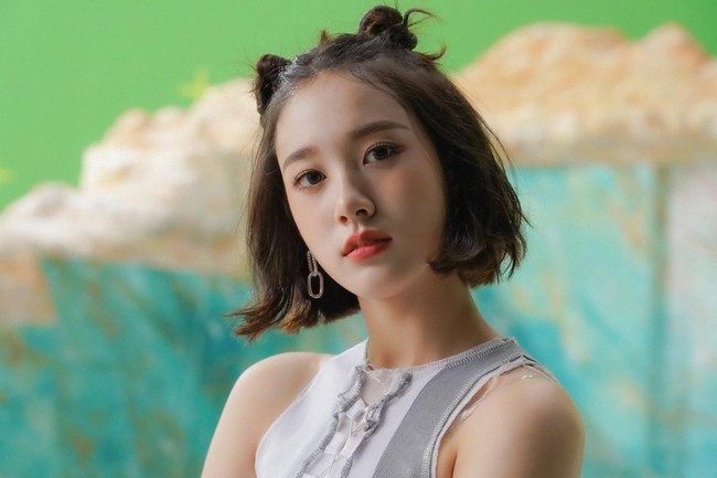 Netizen Korea memberikan komentar beragam setelah melihat deretan foto J STAYC dan Yoona. Keduanya dinilai memiliki senyum manis yang serupa. Foto: dok. HIGH UP Entertainment