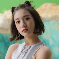 Netizen Korea memberikan komentar beragam setelah melihat deretan foto J STAYC dan Yoona. Keduanya dinilai memiliki senyum manis yang serupa. Foto: dok. HIGH UP Entertainment