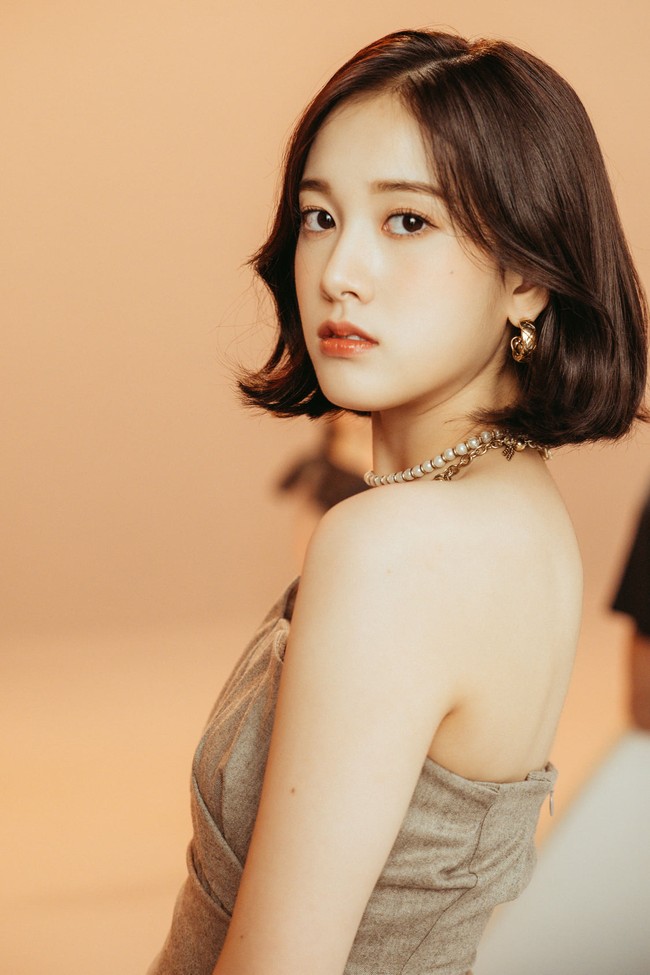 Baru-baru ini, seorang netizen Korea menyandingkan foto J STAYC dengan Yoona Girls’ Generation. Alhasil, postingannya di forum komunitas banjir komentar. Foto: dok. HIGH UP Entertainment