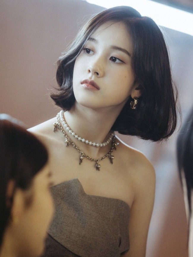 J sendiri baru saja debut bersama STAYC pada Desember 2020. Pemilik nama asli Jang Ye Eun ini lahir pada 9 Desember 2004 dan kini berumur 17 tahun. Foto: dok. HIGH UP Entertainment