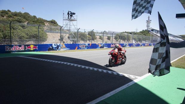 JEREZ DE LA FRONTERA, SPAIN - MAY 02: Jack Miller of Australia and Ducati Lenovo Team cuts the finish lane and celebrates the victory during the MotoGP race during the MotoGP of Spain - Race at Circuito de Jerez on May 02, 2021 in Jerez de la Frontera, Spain. (Photo by Mirco Lazzari gp/Getty Images)