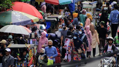 Foto Lautan Manusia di Pasar-pasar Berbagai Daerah