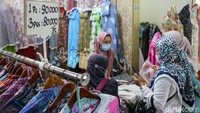 Sejumlah pusat perbelanjaan di Ibu Kota ramai didatangi warga untuk berbelanja kebutuhan menjelang Lebaran.