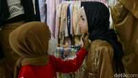 Peningkatan jumlah pengunjung itu terjadi pada hari Sabtu dan Minggu.
