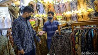 Para pedagang mengakui, antusias masyarakat yang berbelanja jelang hari raya Idul Fitri meningkat.