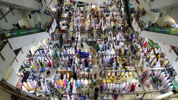 Sejumlah pusat perbelanjaan di Ibu Kota ramai didatangi pengunjung menjelang Lebaran. Salah satu pusat perbelanjaan yang jadi sasaran warga adalah Thamrin City.