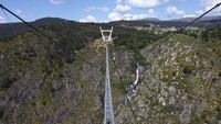 Jembatan gantung khusus pejalan kaki yang berada di kawasan Arouca, Portugal, dibuka untuk wisatawan.  