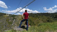 Diketahui, Jembatan 516 Arouca dibangun dengan mengusung gaya Tibet. Jembatan gantung itu ditopang oleh kabel baja dan dua menara besar berbentuk V yang memiliki tinggi 1.692 kaki.  