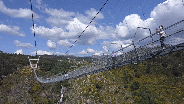 Jembatan Gantung Terpanjang Dunia Ada di Portugal Jembatan Arouca yang berada di Portugal dibuka untuk wisatawan. Tak main-main, jembatan ini disebut sebagai jembatan terpanjang di dunia lho. Penasaran?
