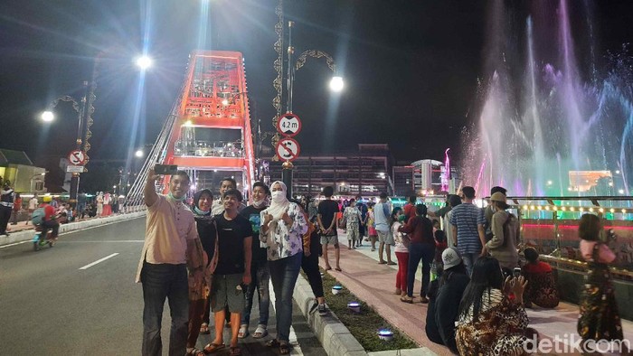 Jembatan Sawunggaling diresmikan pada Sabtu (1/5). Kini, jembatan itu menarik perhatian warga karena warna-warni lampunya yang indah.