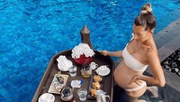 Masih dalam kondisi hamil, begini serunya Jennifer saat menikmati afternoon tea yang konsepnya mirip floating breakfast. Ada ragam pastry dan dessert menggugah selera. Foto: Instagram jenniferbachdim