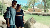 Bukan kali ini saja Jennifer disebut sebagai istri dan ibu idaman. Sebelumnya ia pernah membuat pengakuan kalau tidak menggunakan jasa asisten rumah tangga. Wanita 34 tahun ini tak segan mencuci dan menyetrika baju keluarga kecilnya. Foto: Instagram jenniferbachdim