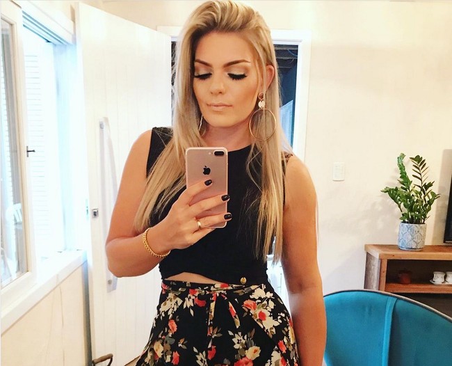 Model cantik ini diduga bunuh diri dengan cara yang mengenaskan. Model asal Brazil bernama Jessyca Egler ini diduga menembakkan kepalanya sendiri.  Foto: Instagram