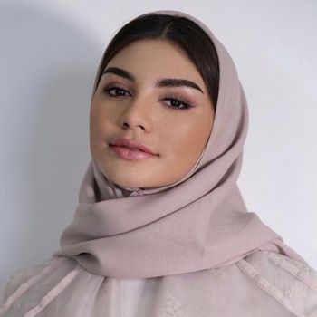 Foto Jihane Almira tampil beda dengan memakai hijab ala wanita Lebanon.