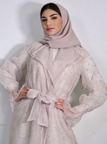 Foto Jihane Almira tampil beda dengan memakai hijab ala wanita Lebanon.