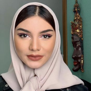 Foto Jihane Almira tampil beda dengan memakai hijab ala wanita Lebanon.