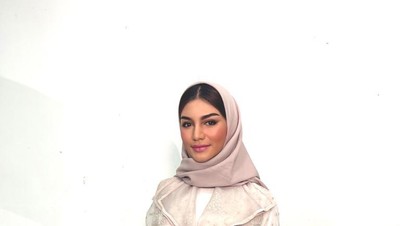 5 Gaya Jihane Almira Pakai Hijab Ala Wanita Lebanon, Cantik Memesona