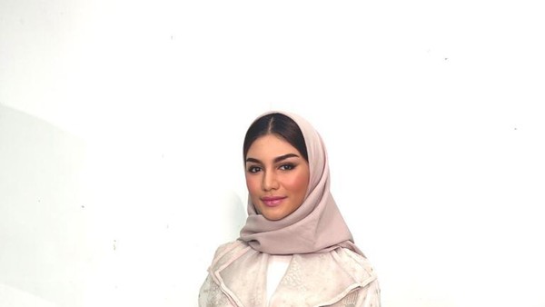 5 Gaya Jihane Almira Pakai Hijab Ala Wanita Lebanon, Cantik Memesona