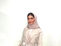 5 Gaya Jihane Almira Pakai Hijab Ala Wanita Lebanon, Cantik Memesona