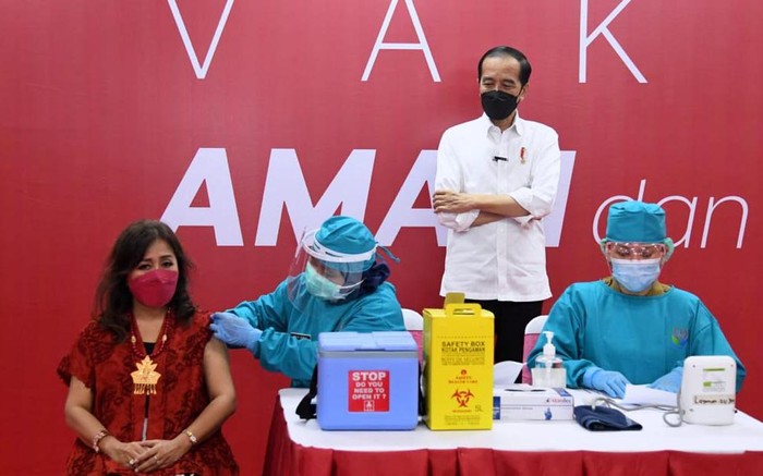 Pedagang di Thamrin City, Jakarta Pusat, menerima vaksinasi COVID-19 hari ini. Presiden Joko Widodo (Jokowi) pun turun langsung memantau proses vaksinasi para pelaku usaha perdagangan.