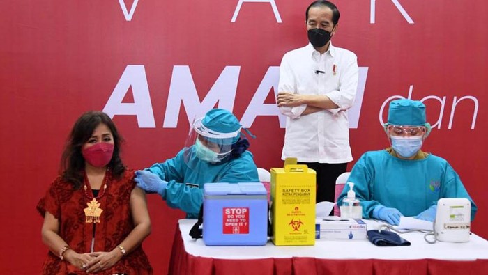 Pedagang di Thamrin City, Jakarta Pusat, menerima vaksinasi COVID-19 hari ini. Presiden Joko Widodo (Jokowi) pun turun langsung memantau proses vaksinasi para pelaku usaha perdagangan.
