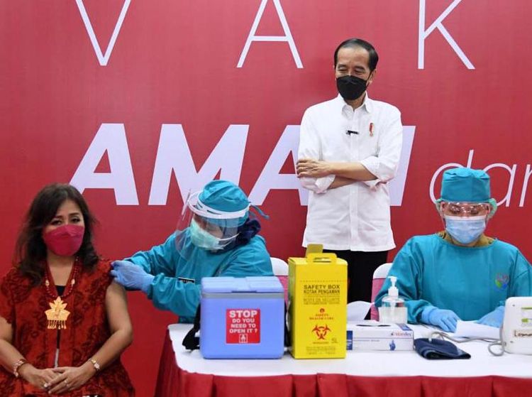 Jokowi Pantau Vaksinasi Pedagang di Thamrin City