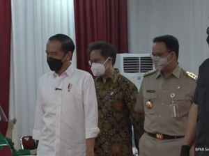 Jokowi Bareng Anies Tinjau Vaksinasi Pedagang, Ingatkan Pakai Masker