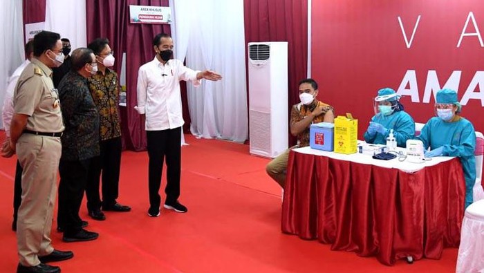 Pedagang di Thamrin City, Jakarta Pusat, menerima vaksinasi COVID-19 hari ini. Presiden Joko Widodo (Jokowi) pun turun langsung memantau proses vaksinasi para pelaku usaha perdagangan.