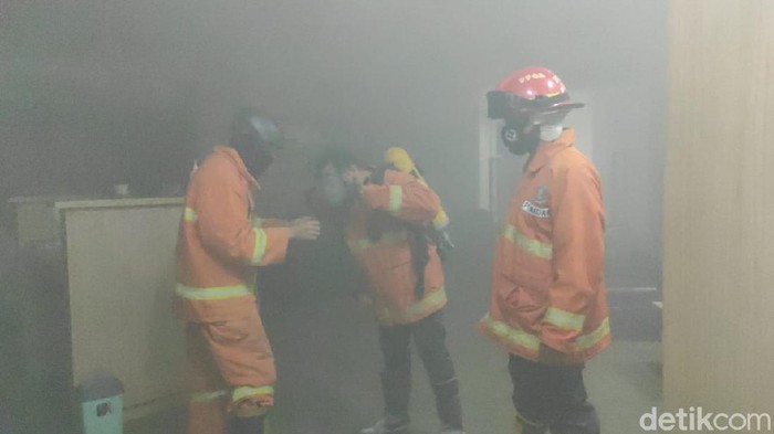 Kantor Bank Mandiri Kantor Cabang (KC) Jember di Jalan Ahmad Yani, Kecamatan Patrang terbakar sekitar pukul 20.05 WIB. Kebakaran diduga karena adanya korsleting listrik yang berasal dari UPS (Alat penyimpan daya listrik) di ruangan server, yang berada di lantai 3 gedung tersebut.