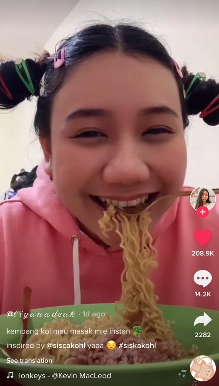 Kembang Kol, 'Kembaran' Sisca Kohl yang Kocak Saat Masak Mi Instan