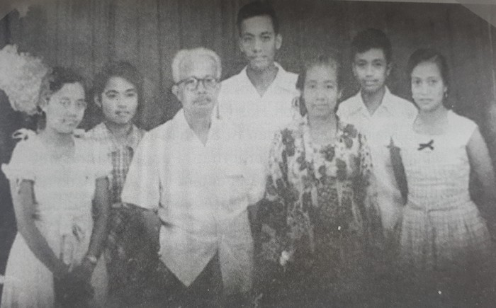 Ki Sarmidi Mangunsarkoro bersama istri dan anak-anaknya (repro buku Guru Patriot)