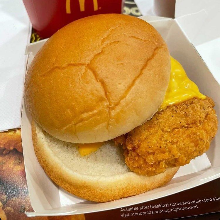 Kocak! Instagram Ini Khusus Unggah Foto Burger McD yang Miring