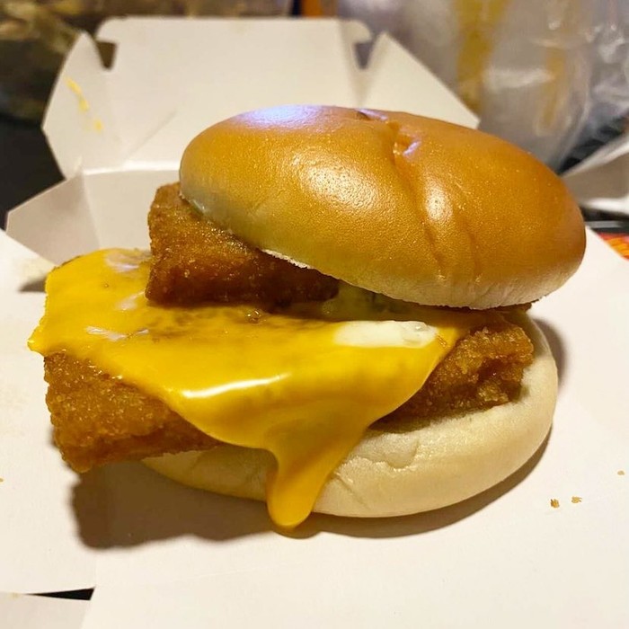 Kocak! Instagram Ini Khusus Unggah Foto Burger McD yang Miring