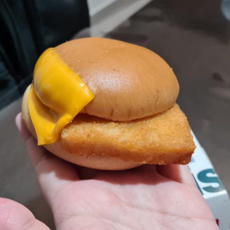 Kocak! Instagram Ini Khusus Unggah Foto Burger McD yang Miring