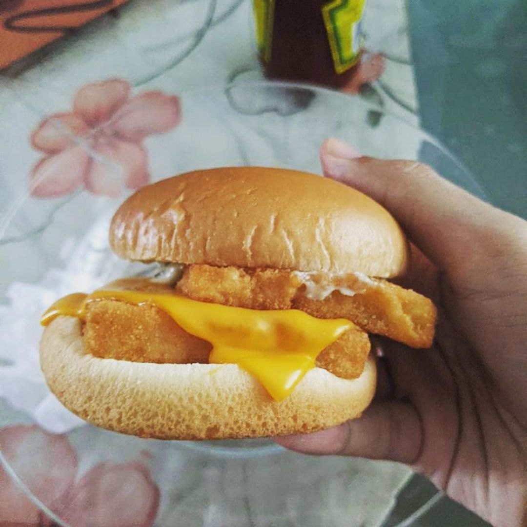 Kocak! Instagram Ini Khusus Unggah Foto Burger McD yang Miring