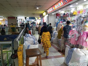 Pengunjung Sempat Membeludak, Begini Kondisi Pasar Tanah Abang Pagi Ini