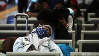 Pemudik tertidur pulas saat menunggu jadwal keberangkatan kereta api yang akan ditumpanginya.