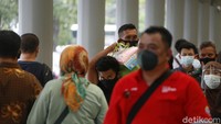 Lonjakan penumpang melalui moda transportasi kereta api ini telah terjadi sejak Minggu (2/5) kemarin.