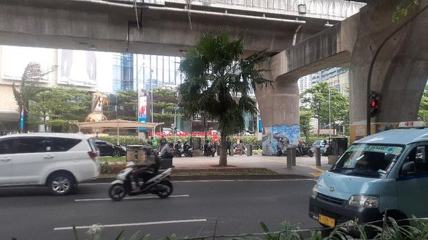 Kondisi trotoar di Jl Prof Dr Satrio di depa DBS Bank Tower, Kuningan, Jakarta Selatan.