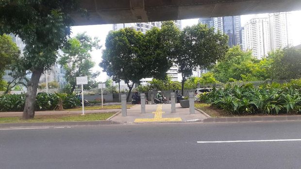 Kondisi trotoar di Jl Prof Dr Satrio di depan SPBU Shell, Kuningan, Jakarta Selatan.