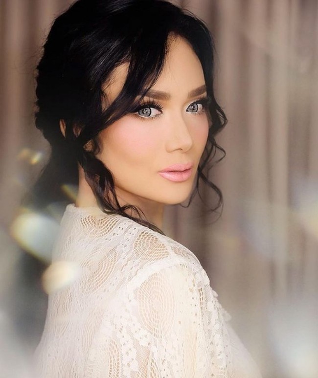 Selain menggunakan alat khusus, Krisdyaanti juga pernah mengungkapkan dalam program Ngopi Dara Trans TV soal rahasia awet mudanya adalah selain rutin olahraga, dia juga menjalani perawatan peremajaan kulit menggunakan salmon DNA. Foto: Instagram @krisdayantilemos