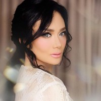 Selain menggunakan alat khusus, Krisdyaanti juga pernah mengungkapkan dalam program Ngopi Dara Trans TV soal rahasia awet mudanya adalah selain rutin olahraga, dia juga menjalani perawatan peremajaan kulit menggunakan salmon DNA. Foto: Instagram @krisdayantilemos