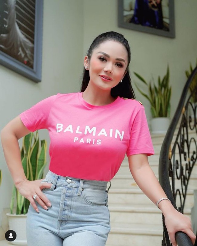 Thermage yang digunakan Krisdayanti merupakan alat perawatan pengencangan kulit nomor satu di dunia. Alat tersebut berfungsi untuk mengencangkan kulit, merangsang produksi kolagen hingga mengurangi kerutan dan lemak. Foto: Instagram @krisdayantilemos