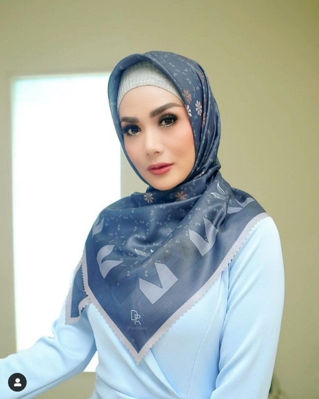 Krisdayanti yang baru saja merilis ulang lagu Hanya Memuji bersama Sandhy Sandoro itu juga tampil memesona saat mengenakan hijab. KD berpose memakai hijab untuk mempromosikan sebuah brand lokal. Foto: Instagram @krisdayantilemos